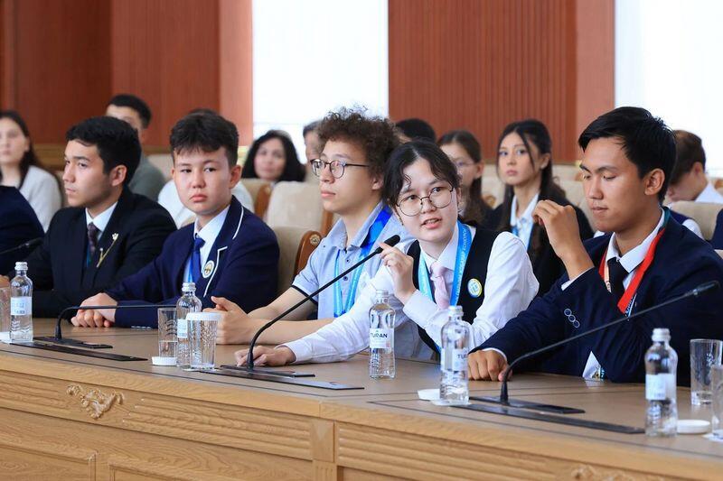 Ермаганбет Булекпаев встретился с лучшими школьниками Карагандинской области