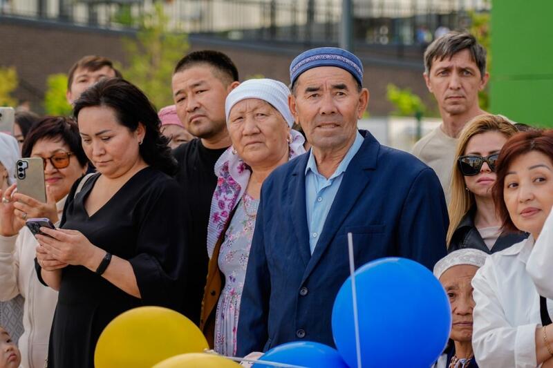 В столичной «Комфортной школе» провели первый выпускной