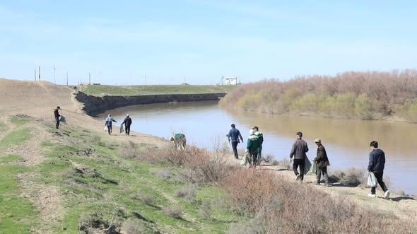 ТУРКЕСТАН: В АРЫСИ В РАМКАХ АКЦИИ «МӨЛДІР БҰЛАҚ» ПРОШЕЛ СУББОТНИК ПО ОЧИСТКЕ БЕРЕГОВ РЕКИ