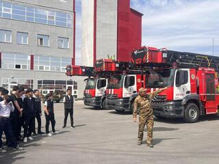 День защитника Отечества: столичным школьникам показали, как работают спасатели