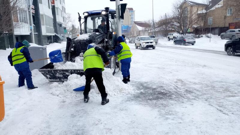 В работе по уборке снега в Астане задействованы тысячи дорожных рабочих