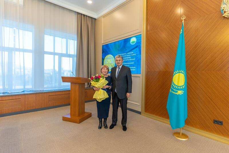 Аким Восточно-Казахстанской области Ермек Кошербаев поздравил группу работников с Днем Национальной валюты.