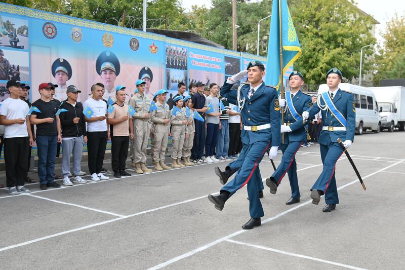 В ШЫМКЕНТЕ 23 ПРИЗЫВНИКА ОТПРАВИЛИСЬ НА ВОЕННУЮ СЛУЖБУ