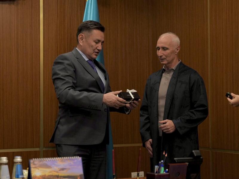 Аким ВКО поздравил легенду казахстанского футбола Вахида Масудова с днём рождения