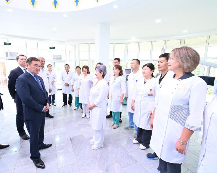В честь праздника пациенты детской больницы получили подарки
