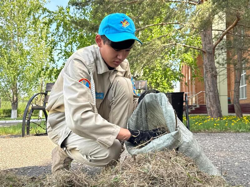 Молодёжь Астаны очистила территорию центра «Шарапат» и поддержала экологическую акцию