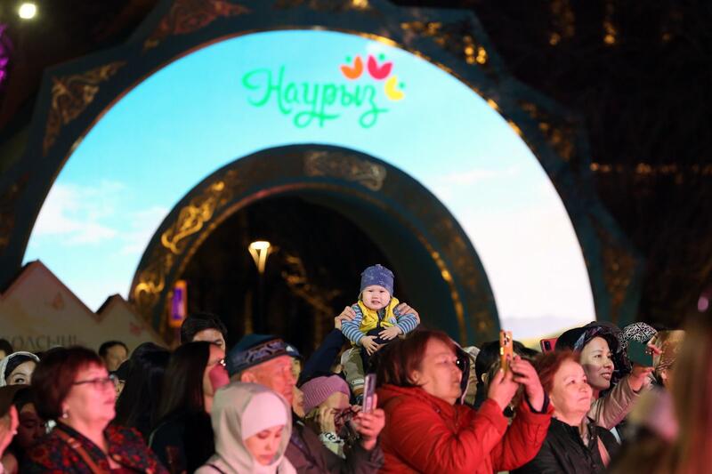 Площадь Абая остается центром праздничной атмосферы Наурыза в Алматы