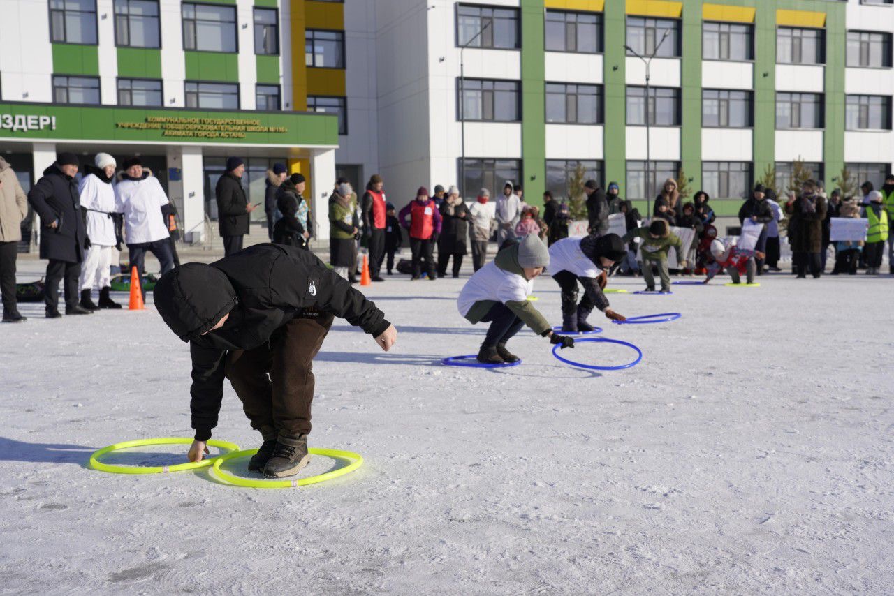 «Зимние веселые старты»: в Астане прошла семейная эстафета «Папа, мама и я»