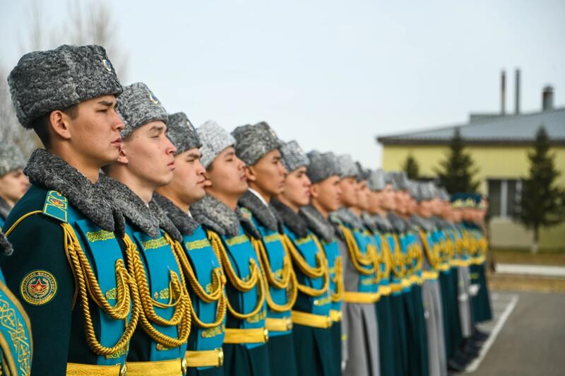 В День Республики в воинских частях прошла церемония поднятия Государственного флага