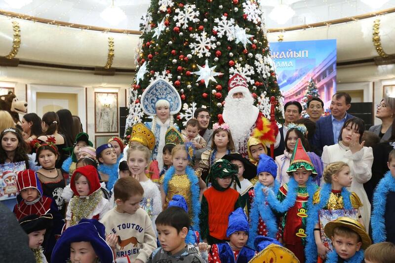 В Алматы новогодняя ёлка подарила праздник 400 воспитанникам соцучреждений