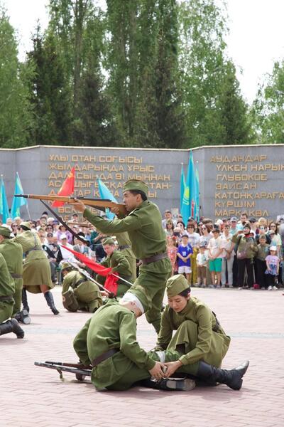 В Усть-Каменогорске у мемориала «Победа» прошла торжественная церемония возложения цветов