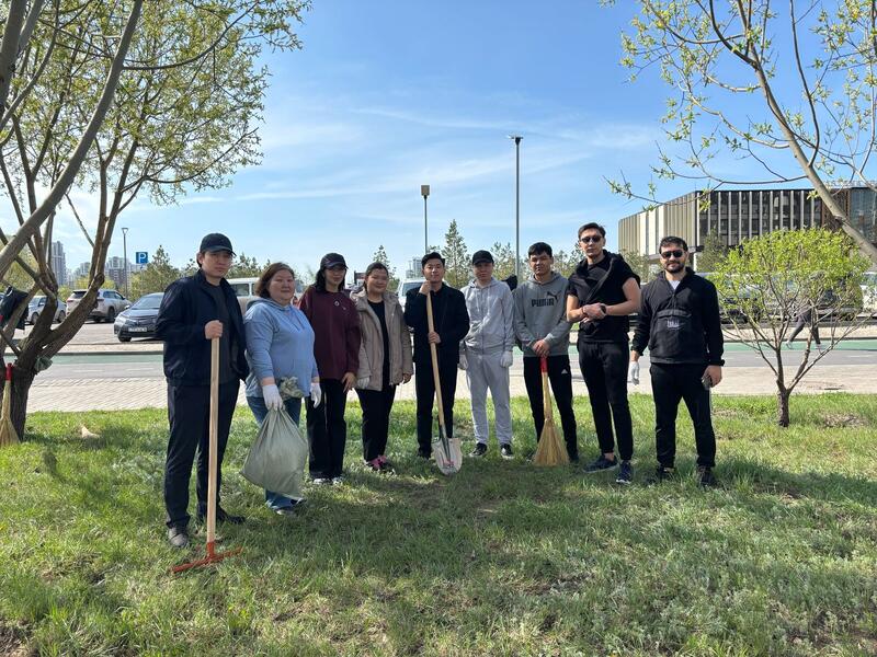 Командой - за чистоту: сотрудники МНЭ провели субботник в Ботаническом саду