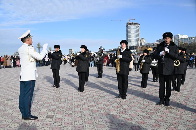 На берегу Каспия более 200 матросов присягнули на верность Родине