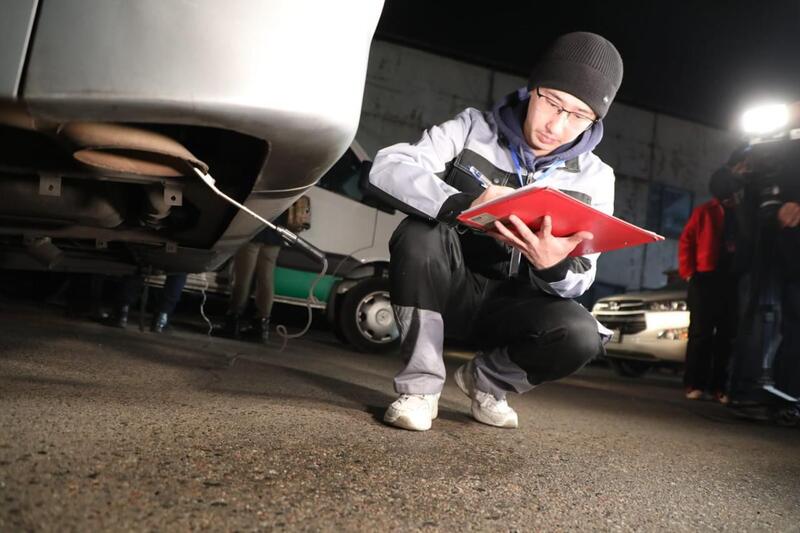 В Алматы продолжаются проверки автобусов на выбросы