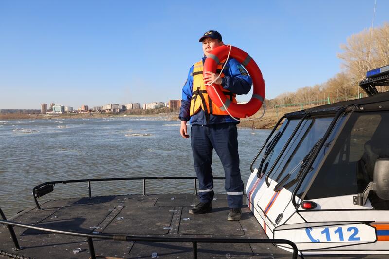 Спасатели МЧС усиливают безопасность на Иртыше