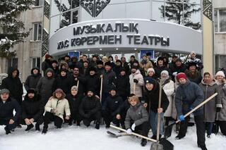 В Астане деятели культуры помогли коммунальщикам в уборке снега