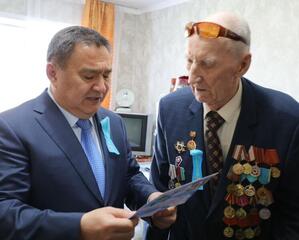 Марат Ахметжанов поздравил ветеранов с Днем Победы от имени Президента страны
