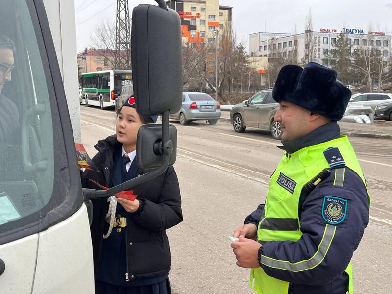 Юные инспекторы напомнили водителям о ПДД