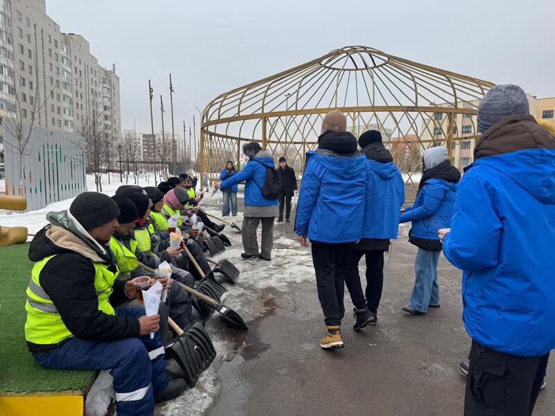 В Астане волонтеры раздали работникам коммунальных служб горячий чай и баурсаки