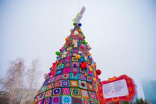 В Астане возвели эко-елку с казахской символикой