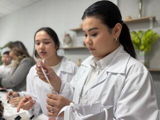 В Астане студенты и школьники объединились для производства парфюма