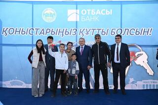 Бейбит Исабаев вручил ключи очередникам от новых домов