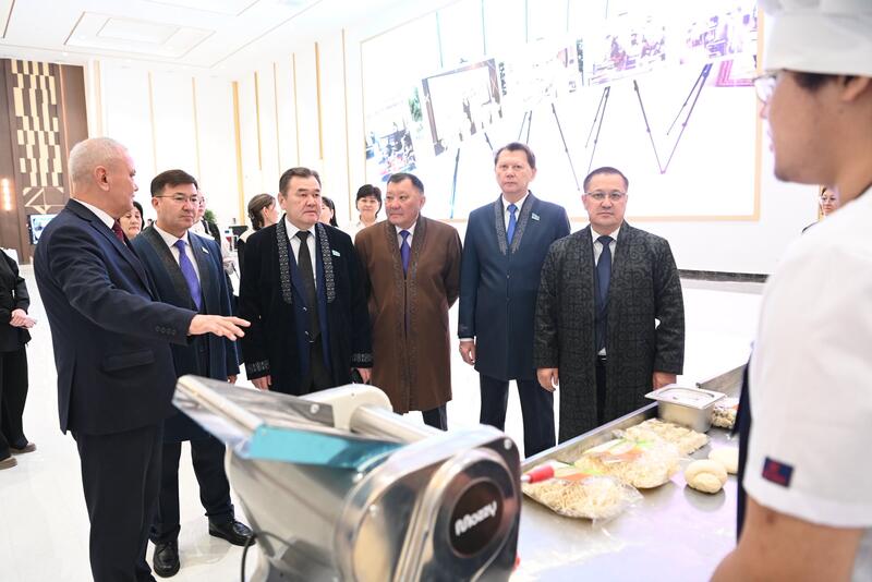 Депутаты Парламента ознакомились с работой Центра компетенций