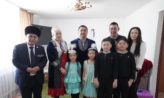 Аким области поздравил многодетную семью Тиржановых с праздником Наурыз