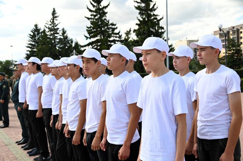 Западно-Казахстанская область поддержала эстафету «Сарбаз жолы»: призывников проводили на службу в Алматы