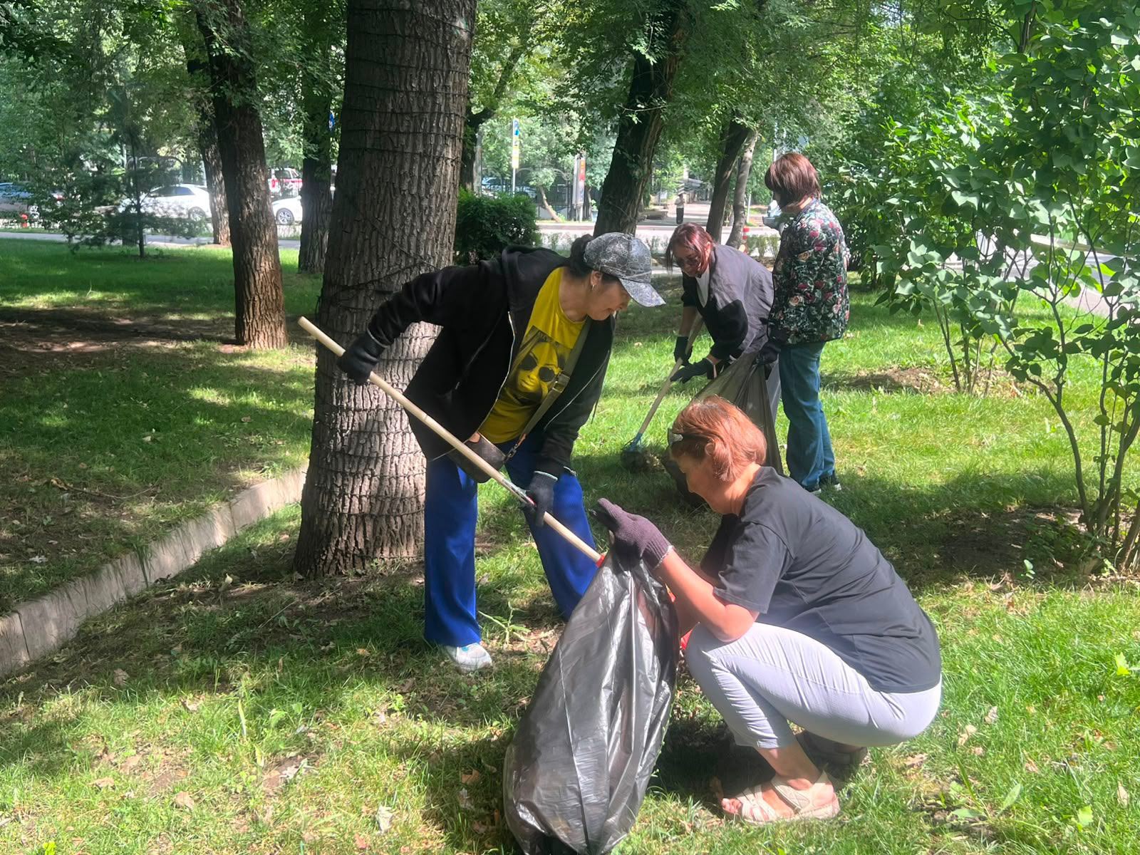 В Алматы на субботнике собрали свыше 900 кубометров мусора