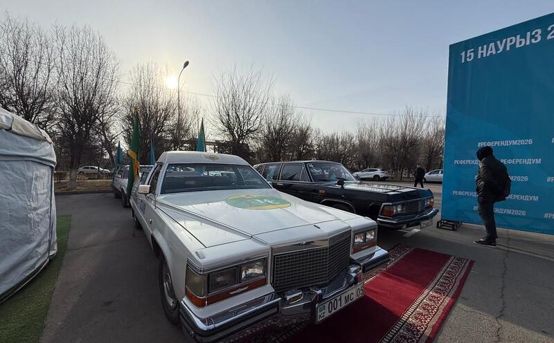 Автопробег на ретро-автомобилях организовали в Қонаеве в день референдума