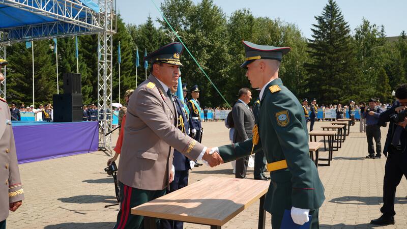 Чингис Аринов вручил дипломы выпускникам Академии гражданской защиты в Кокшетау