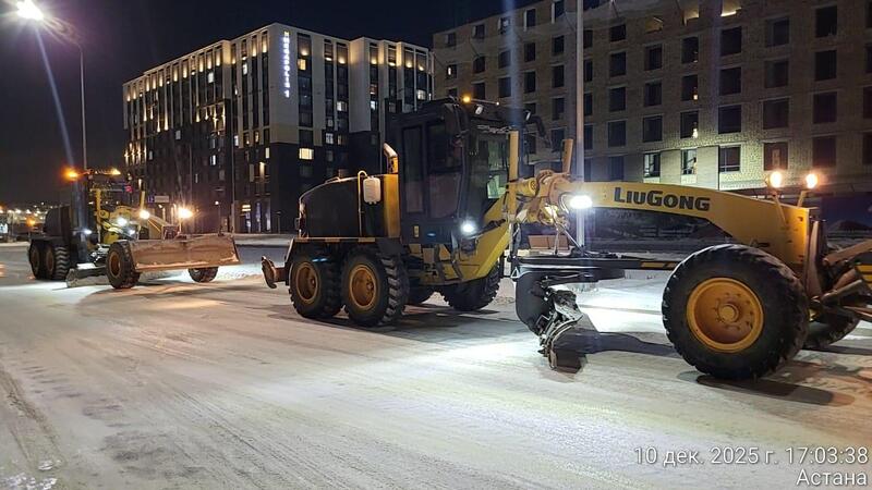 Около 1 200 единиц спецтехники заняты в снегоуборочных работах в Астане ночью