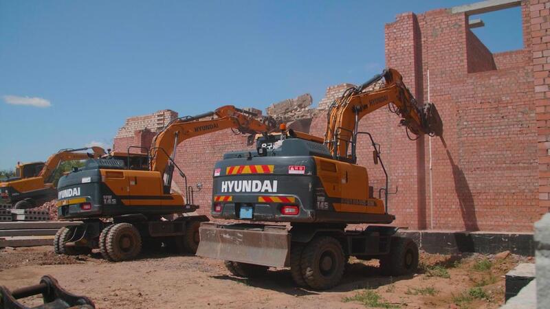 В Астане сносят незаконно построенный жилой комплекс