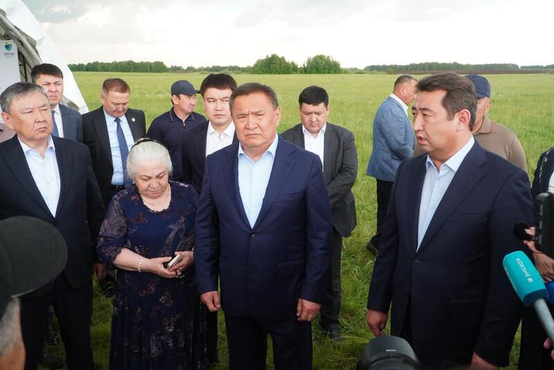 Айдарбек Сапаров ознакомился с ходом посевной кампании в Акмолинской области