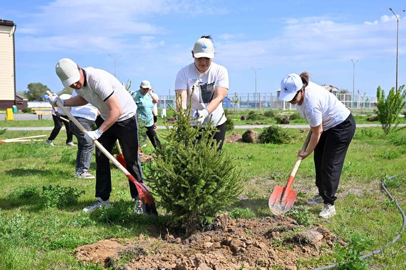 Аким области принял участие в субботнике в поселке Степной