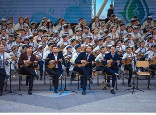 Концерт ко Дню домбры прошел в столичном амфитеатре