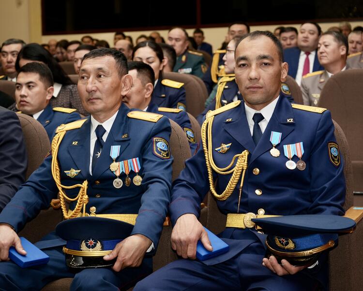Государственные награды вручены спасателям МЧС РК в честь Дня защитника Отечества и 80-летия Победы