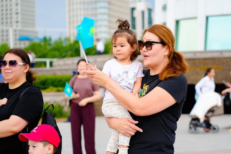 Изображение Флага Казахстана из 3 тысяч кубиков Рубика собрали в Астане