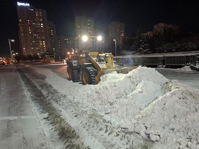 Около 1 200 единиц спецтехники заняты в снегоуборочных работах в Астане ночью