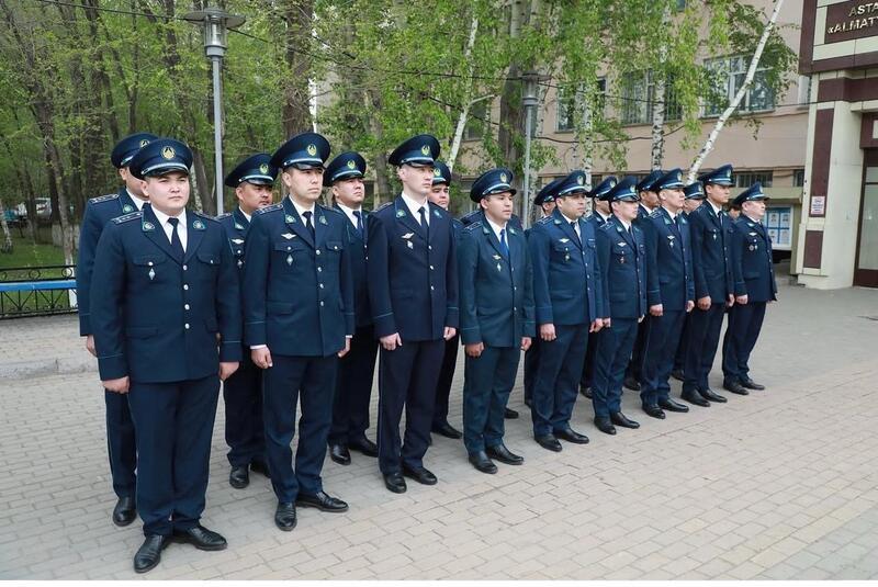 Героя-полицейского из Астаны поздравили с профессиональным праздником