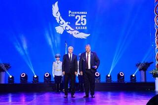 Ветеранов труда, шахтёров, аграриев, врачей и учителей Карагандинской области наградили ко Дню Республики
