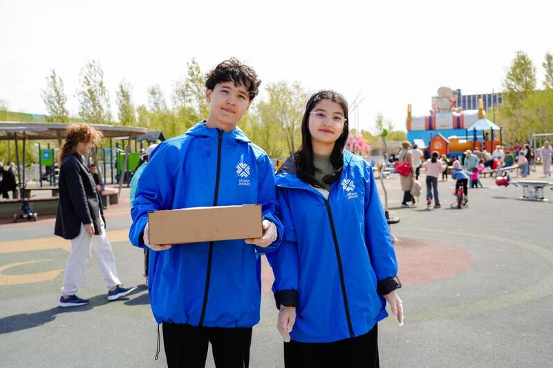 15 кило счастья: В Астане прошла необычная акция ко Дню единства