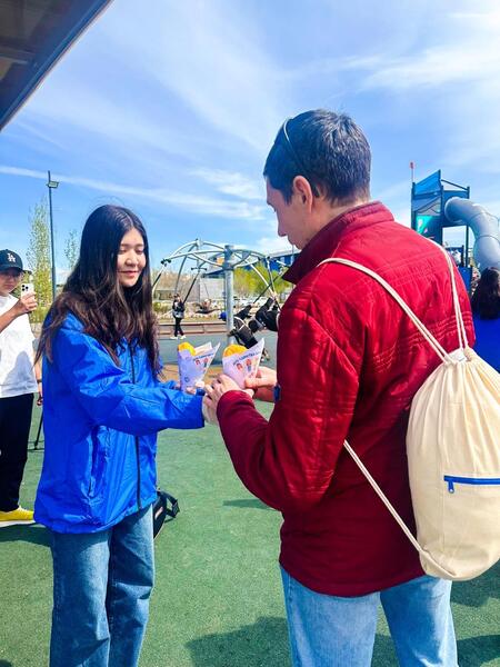 15 кило счастья: В Астане прошла необычная акция ко Дню единства