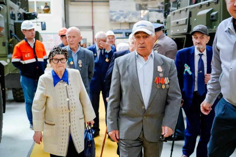 В Астане труженики тыла посетили отечественный завод по производству военной техники