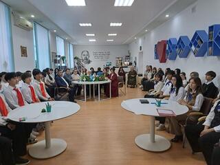 «Читающая нация»: в Астане организовали встречу с участием более 100 студентов