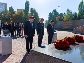 Гости форума «Altaі Invest-2025» в ВКО возложили цветы к мемориалу Победы