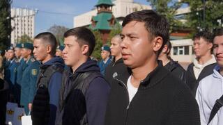 В Алматы тридцать призывников отправились служить в Десантно-штурмовые войска