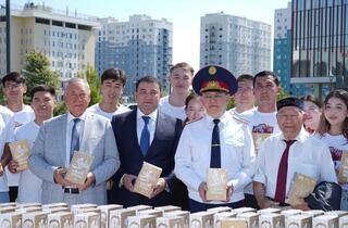 В ТУРКЕСТАНЕ В ЧЕСТЬ 180-ЛЕТИЯ АБАЯ ЖИТЕЛЯМ РАЗДАВАЛИ РОМАН “ПУТЬ АБАЯ”