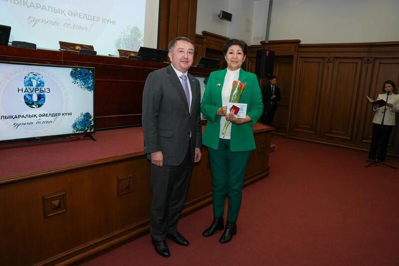 Министр юстиции Республики Казахстан Ерлан Сарсембаев поздравил всех представительниц прекрасного пола, работающих в органах юстиции, с праздником 8 марта – Международным женским днём